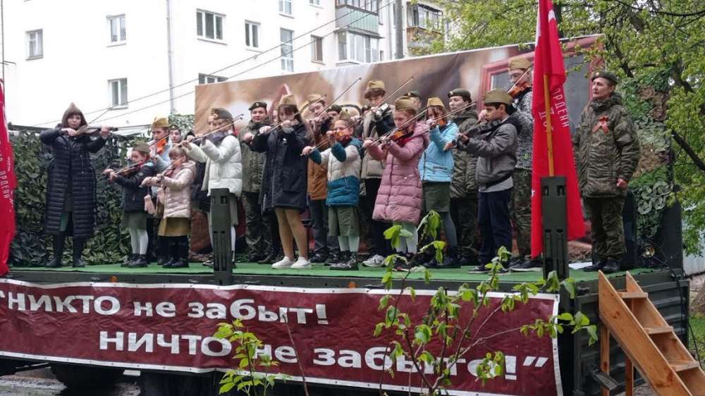 Праздничные концерты во дворах домов ветеранов прошли в Кстове