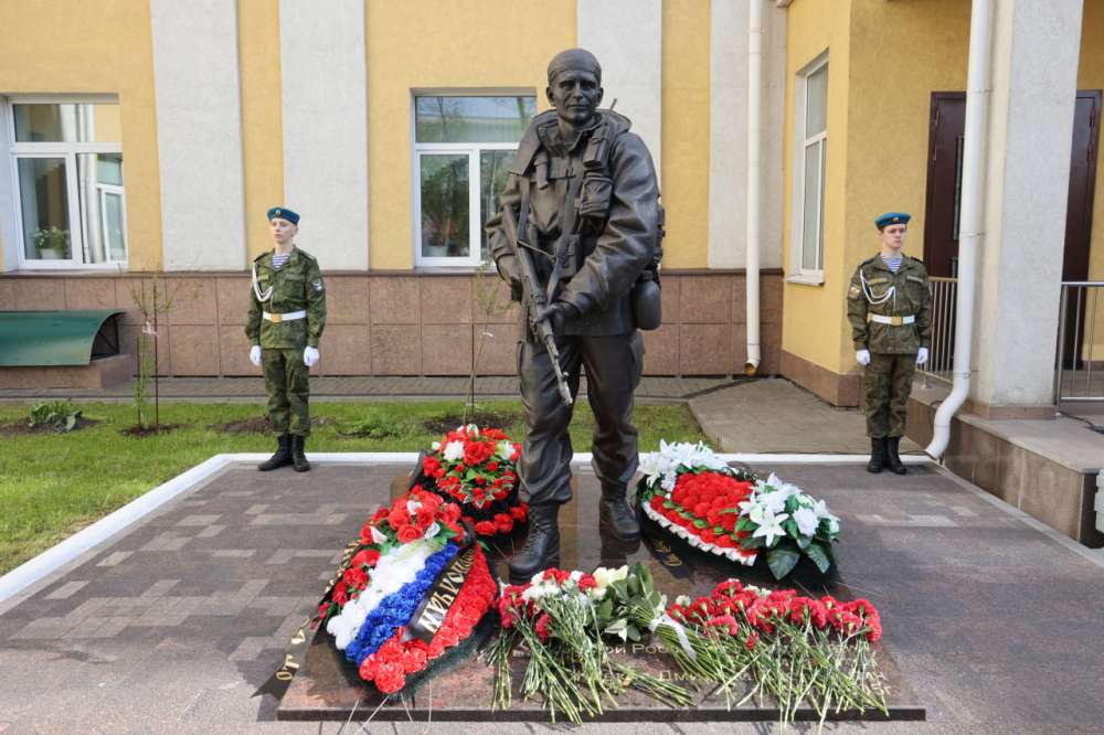 Памятник Герою России Дмитрию Жидкову открыт на территории нижегородской Александро-Невской православной гимназии