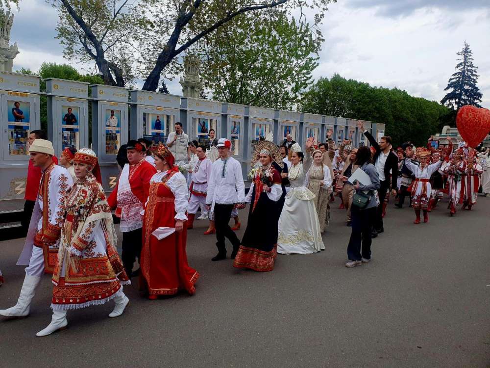 Сразу 13 пар вступили в брак в День ПФО на Всероссийском свадебном фестивале в Москве