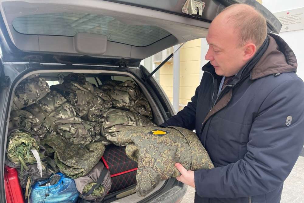 Теплые носки, связанные бабушками из Гордеевки, отправят в подшефный батальон сотрудники ЗСНО