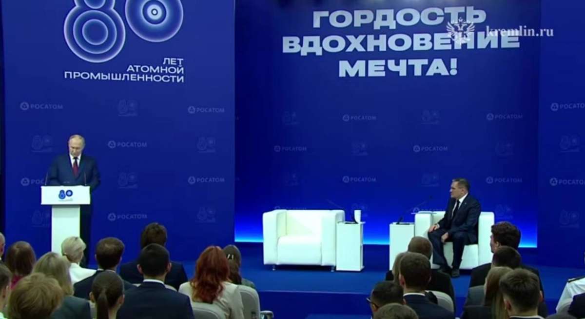 Лихачев подарил Путину памятный альбом о визитах президента в Саров