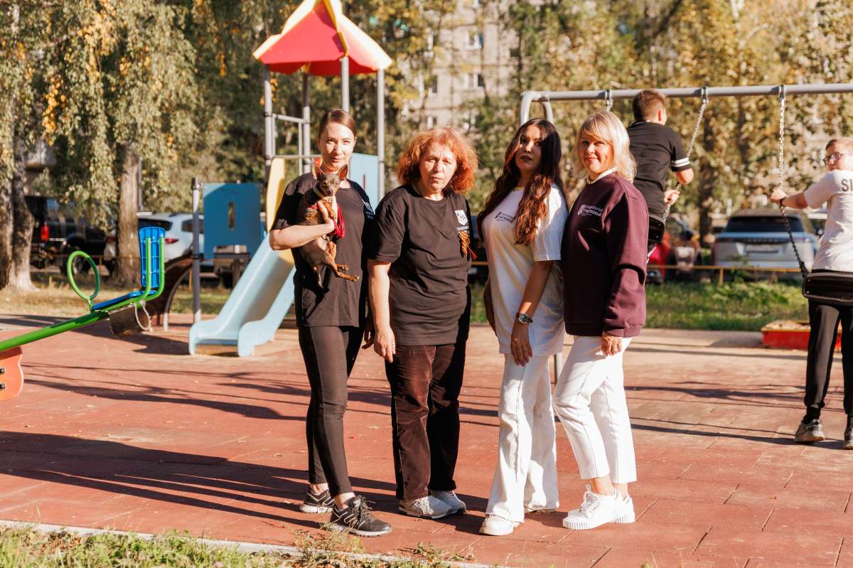 Социальные участковые помогли установить детскую площадку на Автозаводе