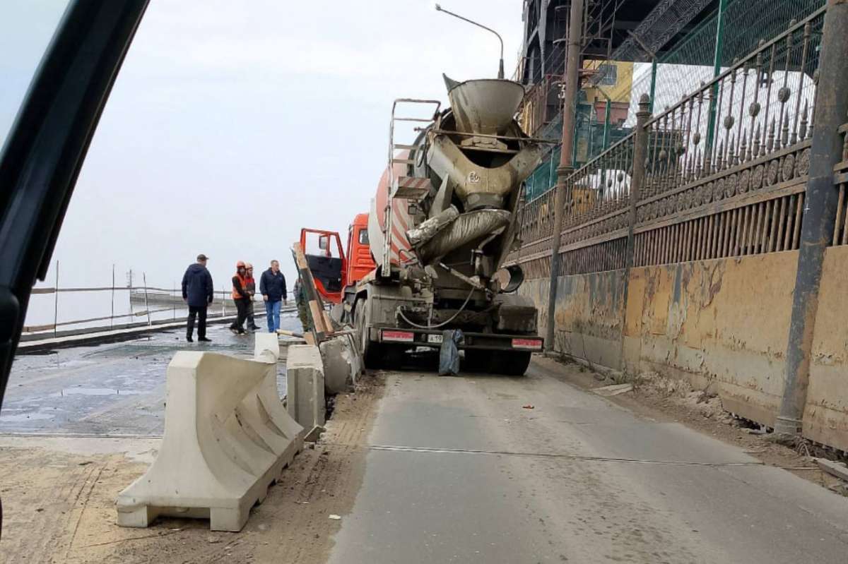 Бетономешалка заблокировала движение на дамбе Нижегородской ГЭС