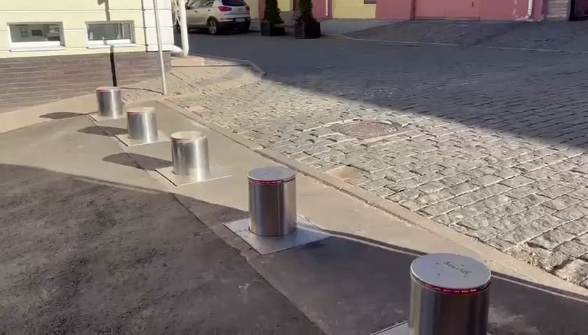 Болларды с распознаванием автомобильных номеров появились на Кожевенной