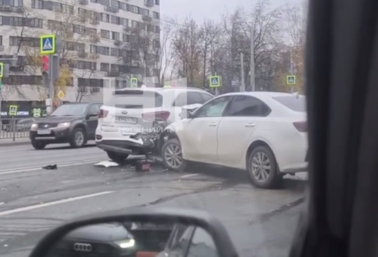 Жесткое ДТП спровоцировало пробку на проспекте Гагарина в Нижнем Новгороде