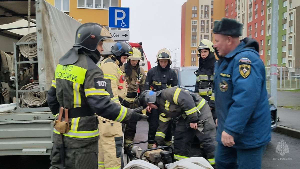Спасатели провели пожарные учения на крыше 26-этажки в Нижнем Новгороде