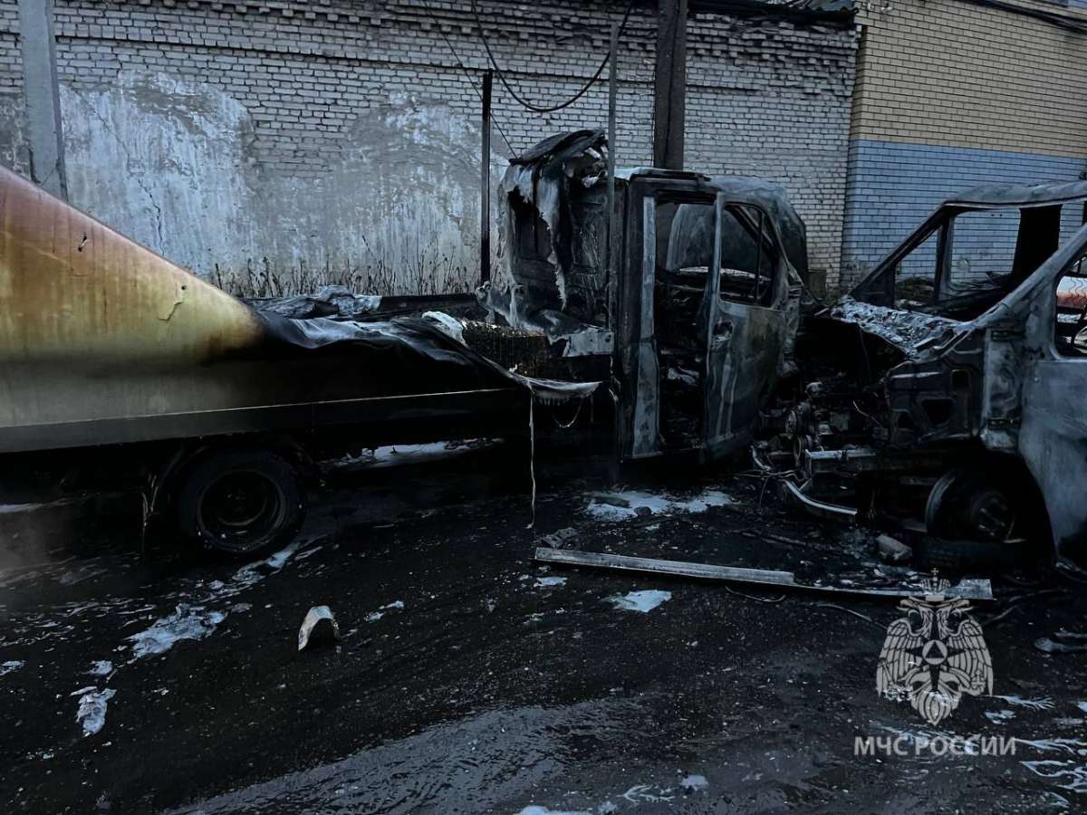 Газель вспыхнула на парковке на улице Шлиссельбургской в Нижнем Новгороде