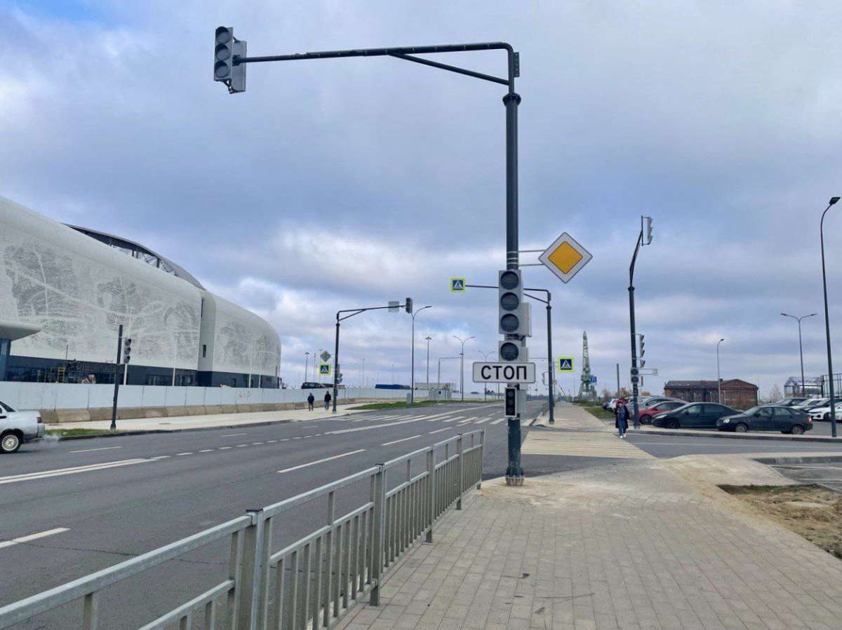 Два новых светофора установили около Ледовой арены на Стрелке