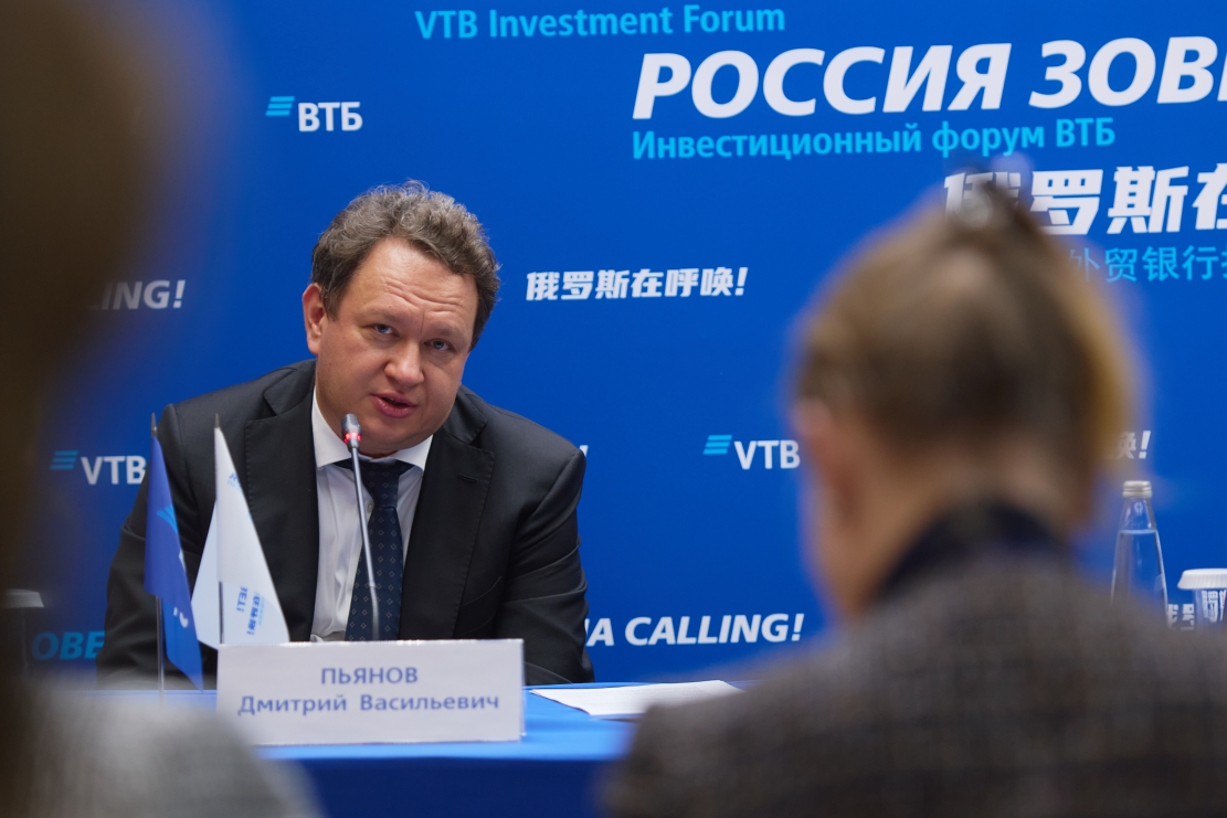 ВТБ прогнозирует ослабление рубля до 90 рублей за доллар в 2026 году