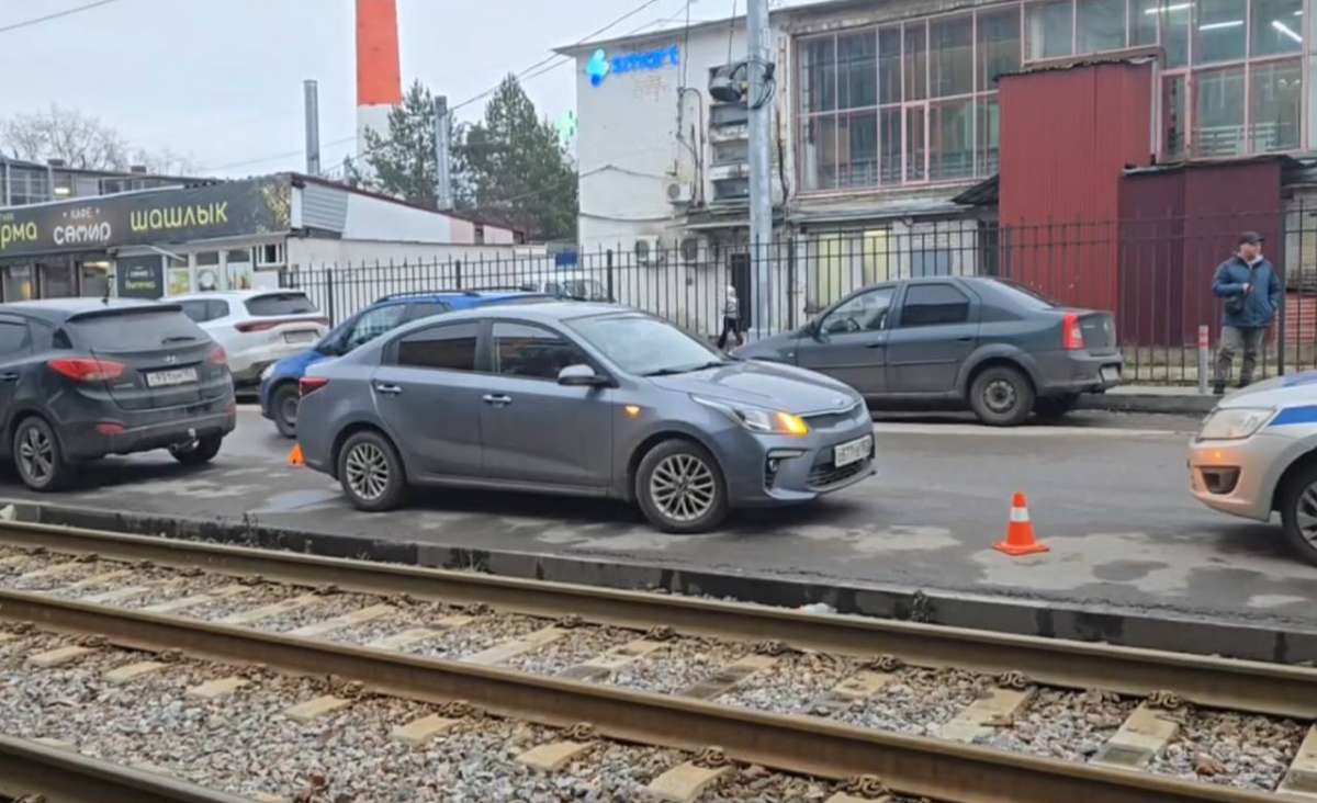 В Нижнем Новгороде трамвай протаранил дверцу припаркованной машины