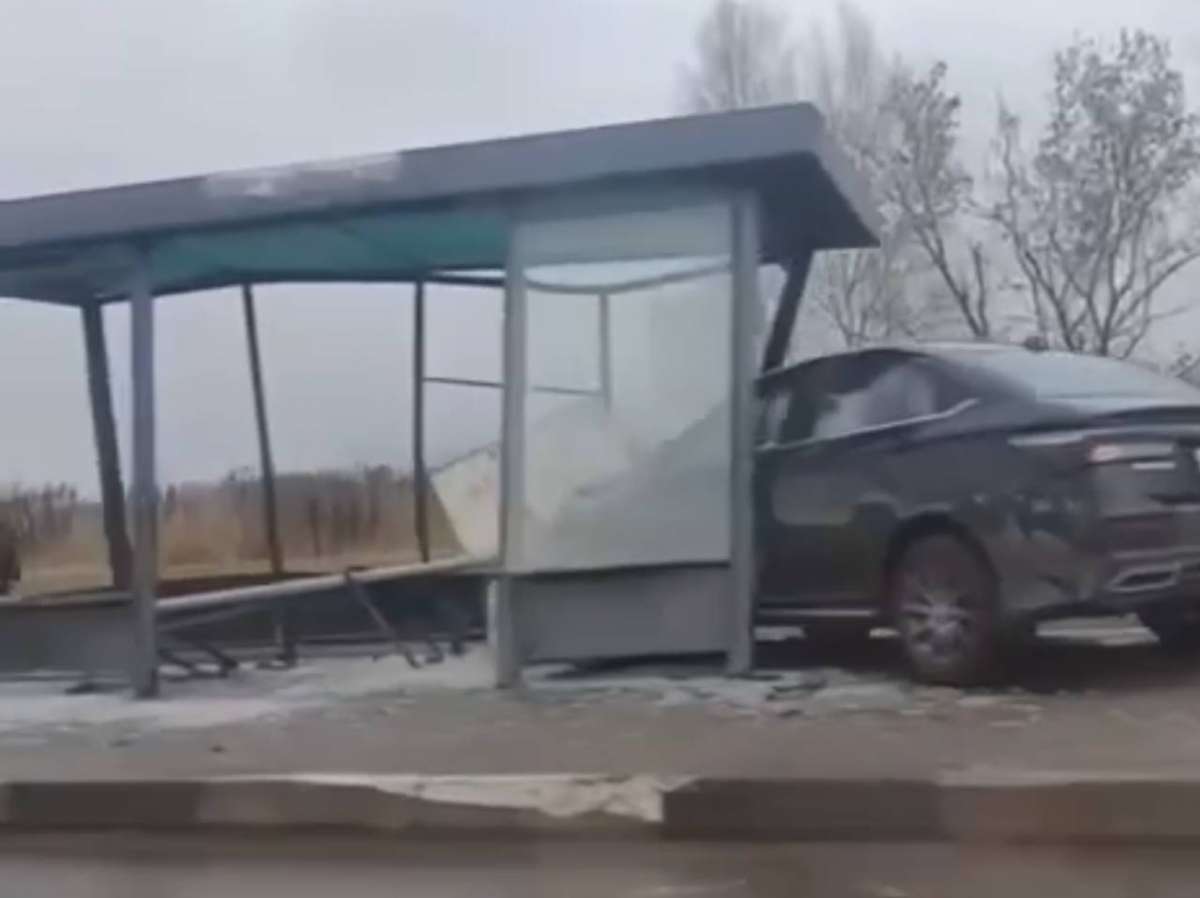 Легковушка влетела в остановку после ДТП в Кстовском районе