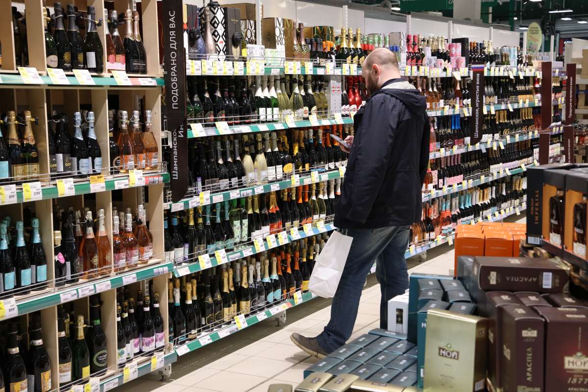 В Госдуме хотят увеличить штрафы за покупку спиртного для несовершеннолетних