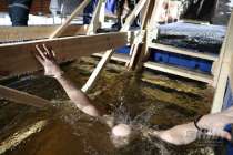 Более 8 тысяч нижегородцев окунулись в прорубь на Крещение