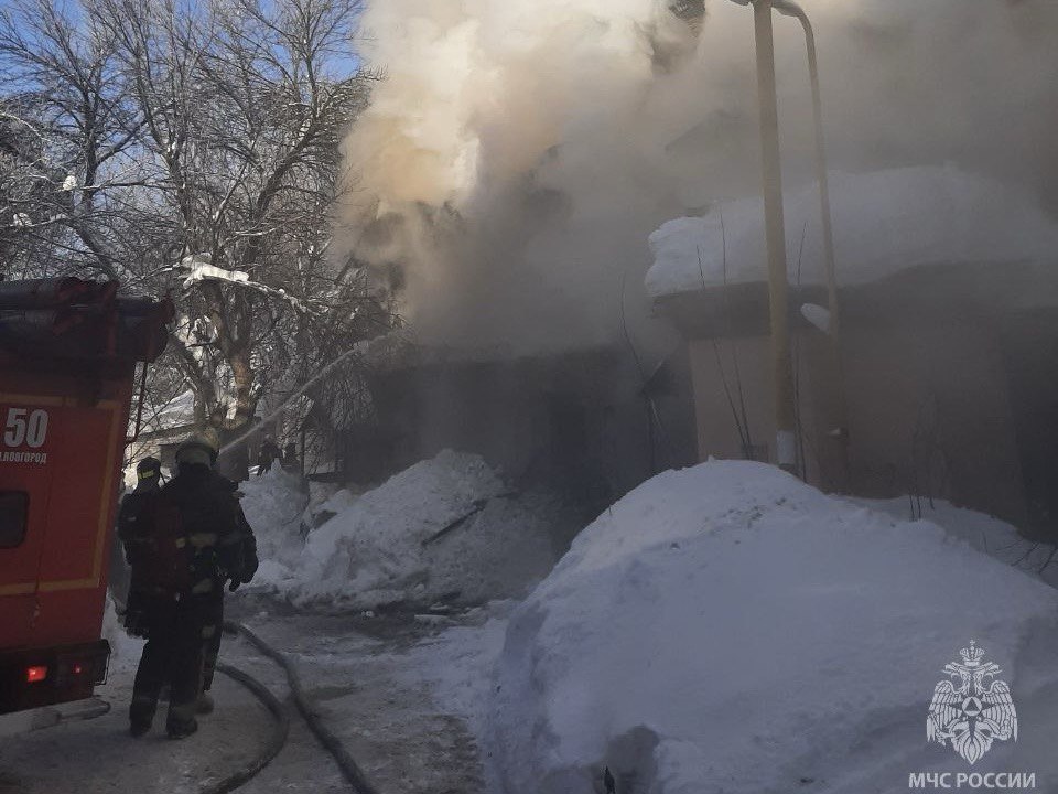 Опубликованы фото горящего дома в исторической части Нижнего Новгорода