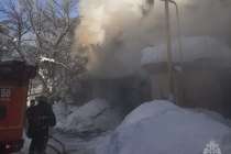 Опубликованы фото горящего дома в исторической части Нижнего Новгорода