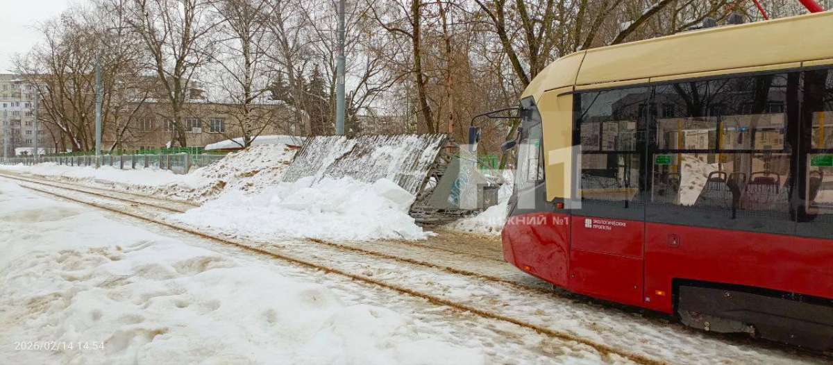 Трамвайная остановка рухнула под тяжестью снега в Нижнем Новгороде