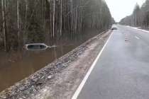 Автомобиль съехал в кювет и утонул в Нижегородской области