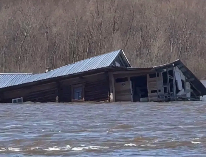 Частный дом дрейфует по Оке в Нижегородской области — видео