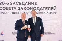 Евгений Люлин наградили за заслуги в развитии парламентаризма