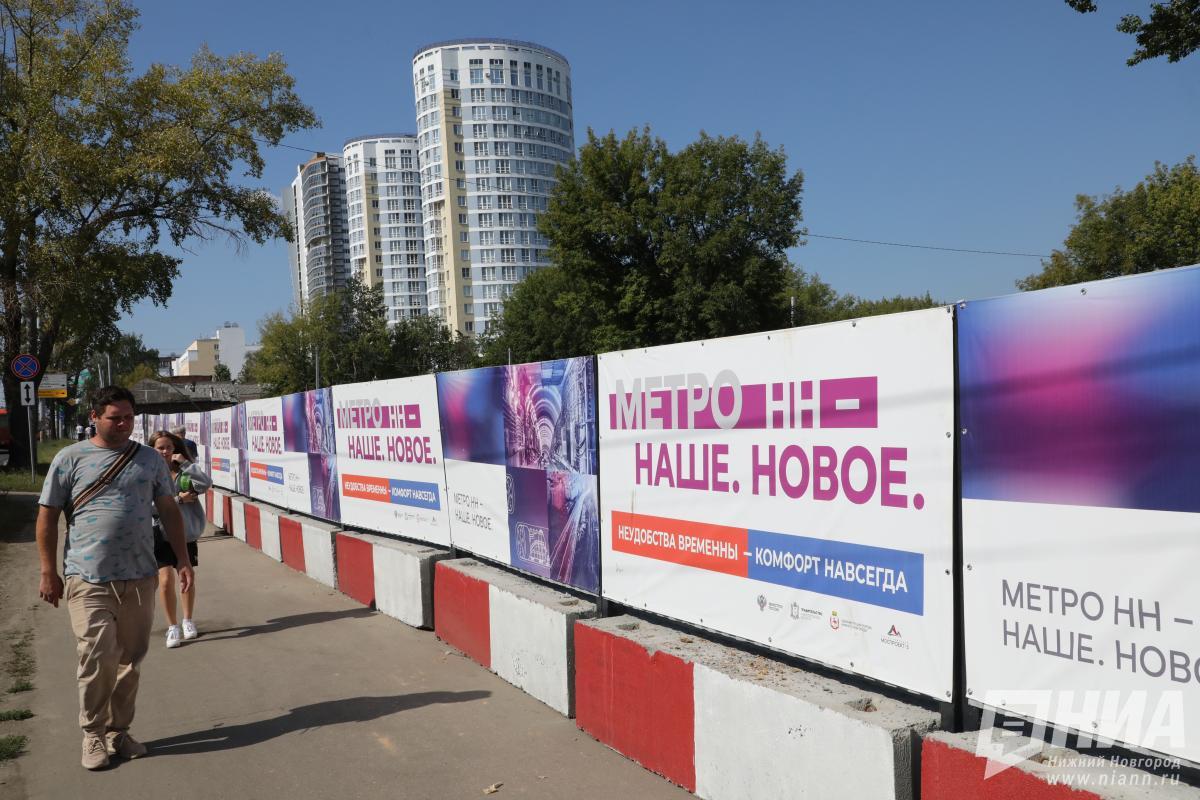Ограждение рухнуло на беременную нижегородку у стройки метро