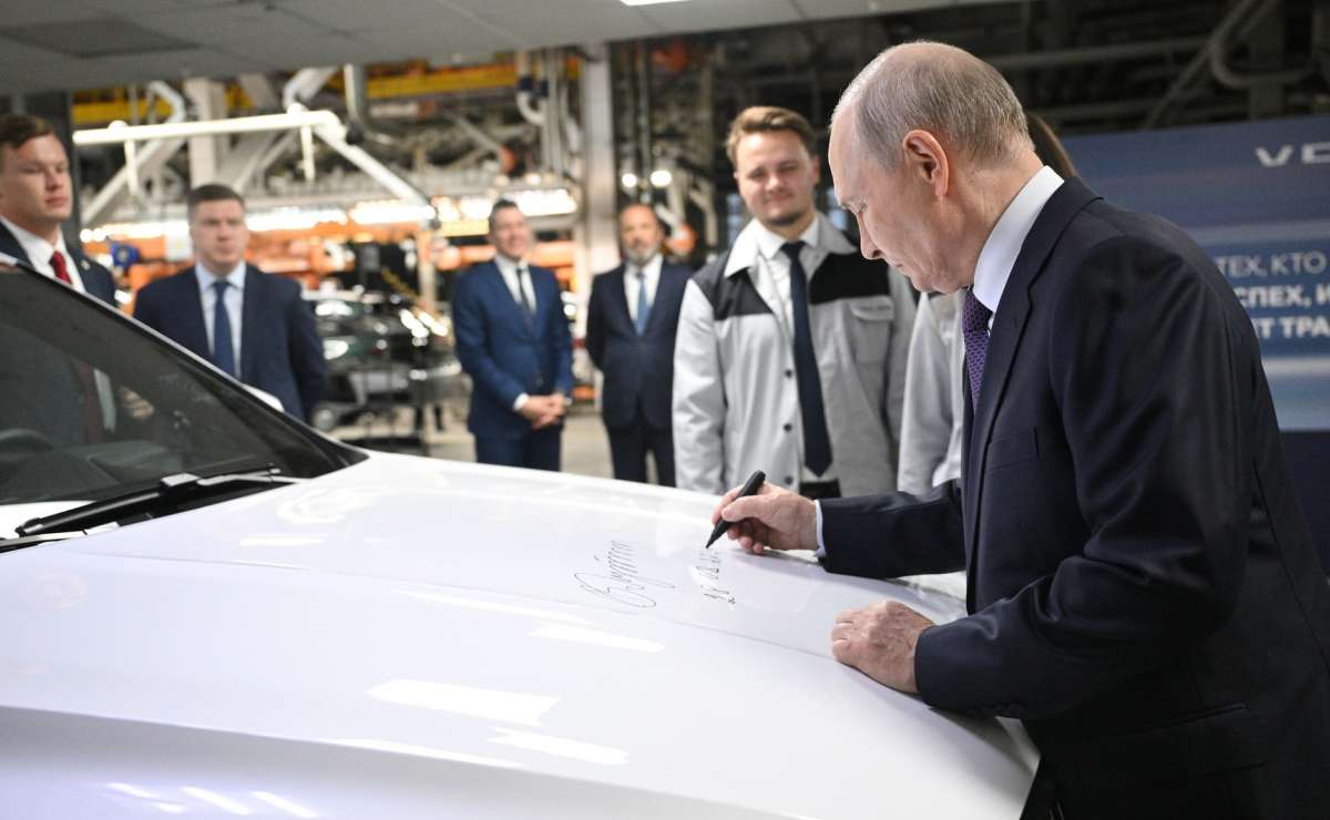 Владимир Путин ознакомился с новыми разработками в нижегородском автокластере