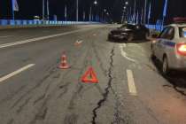 BMW влетел в бордюр на Канавинском мосту: два человека пострадали